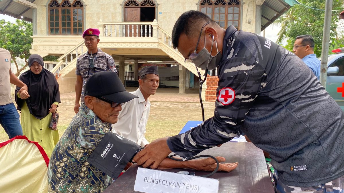 Dalam rangka peringatan HUT TNI ke-81, TNI AL. Lakukan pengobatan gratis terhadap warga. 