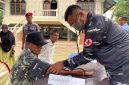Dalam rangka peringatan HUT TNI ke-81, TNI AL. Lakukan pengobatan gratis terhadap warga. 