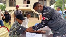 Dalam rangka peringatan HUT TNI ke-81, TNI AL. Lakukan pengobatan gratis terhadap warga. 