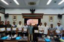 Pimpinan dan Pelatih Utama ToT Penguji Kompetensi Wartawan Pikiran Rakyat Bandung Rega Riana poto bersama Iima peserta dari Aceh yang direkom SPS Aceh.(Foto/mediaaceh/dok.ist SPS Aceh).