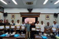 Pimpinan dan Pelatih Utama ToT Penguji Kompetensi Wartawan Pikiran Rakyat Bandung Rega Riana poto bersama Iima peserta dari Aceh yang direkom SPS Aceh.(Foto/mediaaceh/dok.ist SPS Aceh).