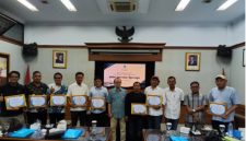 Pimpinan dan Pelatih Utama ToT Penguji Kompetensi Wartawan Pikiran Rakyat Bandung Rega Riana poto bersama Iima peserta dari Aceh yang direkom SPS Aceh.(Foto/mediaaceh/dok.ist SPS Aceh).