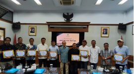 Pimpinan dan Pelatih Utama ToT Penguji Kompetensi Wartawan Pikiran Rakyat Bandung Rega Riana poto bersama Iima peserta dari Aceh yang direkom SPS Aceh.(Foto/mediaaceh/dok.ist SPS Aceh).