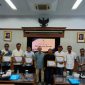 Pimpinan dan Pelatih Utama ToT Penguji Kompetensi Wartawan Pikiran Rakyat Bandung Rega Riana poto bersama Iima peserta dari Aceh yang direkom SPS Aceh.(Foto/mediaaceh/dok.ist SPS Aceh).