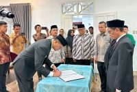 Bupati Asel HMW menanda tangani berita acara pelantikan eselon III di  Tapaktuan, Kamis, (8/10/2026).(Foto/mediaaceh.co.id/istimewa).