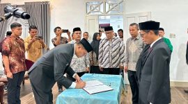 Bupati Asel HMW menanda tangani berita acara pelantikan eselon III di  Tapaktuan, Kamis, (8/10/2026).(Foto/mediaaceh.co.id/istimewa).