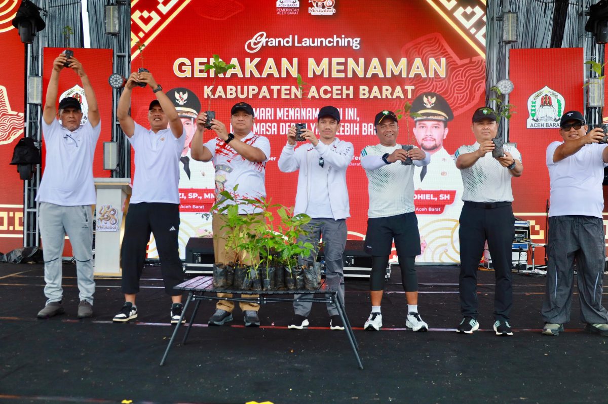 Saat peluncuran program gerakan menanam pada acara HUT Kota Meulaboh oleh Bupati Aceh Barat Tarmizi, Ahad, (11/10).