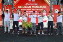 Saat peluncuran program gerakan menanam pada acara HUT Kota Meulaboh oleh Bupati Aceh Barat Tarmizi, Ahad, (11/10).