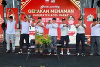 Saat peluncuran program gerakan menanam pada acara HUT Kota Meulaboh oleh Bupati Aceh Barat Tarmizi, Ahad, (11/10).