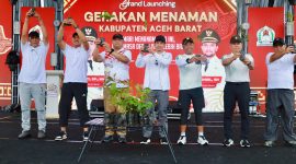 Saat peluncuran program gerakan menanam pada acara HUT Kota Meulaboh oleh Bupati Aceh Barat Tarmizi, Ahad, (11/10).