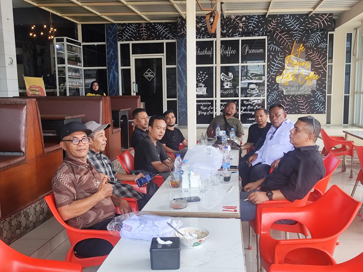 Rapat kepengurusan SMSI Aceh Utara dalam mempersiapkan pelantikan dan penganugrahan di Cafe SPBU Teuping Punti, Ahad (11/10).