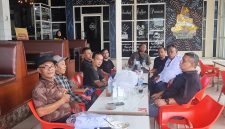 Rapat kepengurusan SMSI Aceh Utara dalam mempersiapkan pelantikan dan penganugrahan di Cafe SPBU Teuping Punti, Ahad (11/10).