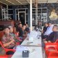 Rapat kepengurusan SMSI Aceh Utara dalam mempersiapkan pelantikan dan penganugrahan di Cafe SPBU Teuping Punti, Ahad (11/10).
