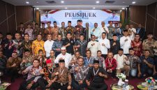 Bupati Aceh Utara Ayah Wa bersama tokoh Aceh foto bersama dengan Tgk. Khaidir usai acara Peusijuk di Jakarta, Ahad (11/10).