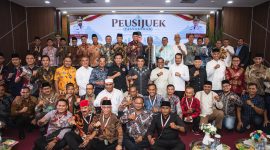 Bupati Aceh Utara Ayah Wa bersama tokoh Aceh foto bersama dengan Tgk. Khaidir usai acara Peusijuk di Jakarta, Ahad (11/10).