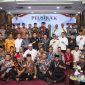 Bupati Aceh Utara Ayah Wa bersama tokoh Aceh foto bersama dengan Tgk. Khaidir usai acara Peusijuk di Jakarta, Ahad (11/10).