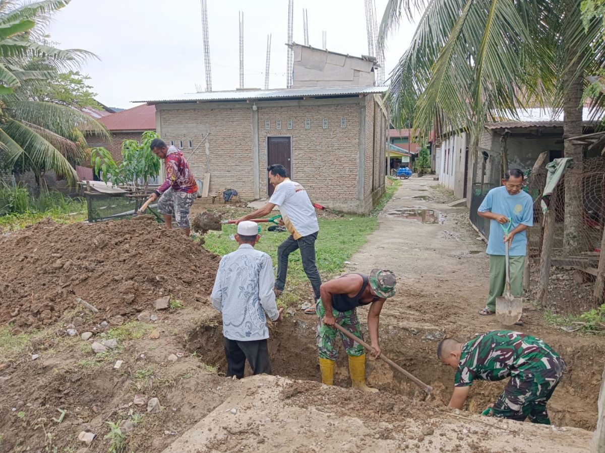 TNI bersama warga Ase sedang melakukan pekerjaan pembangunan jembatan beton.(Foto/mediaaceh.co.id/istimewa).