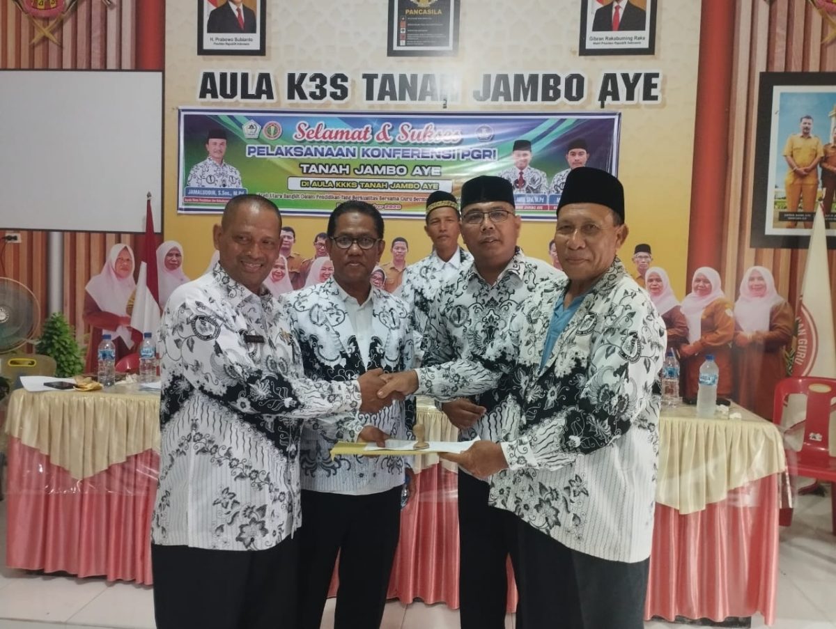 Serah terima pengurus PGRI PC TJA lama dengan baru yang disaksikan oleh Wakil Ketua I dan II PD PGRI Kabupaten Aceh Utara di aula K3S TJA, Rabu, (14/10).