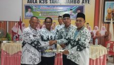 Serah terima pengurus PGRI PC TJA lama dengan baru yang disaksikan oleh Wakil Ketua I dan II PD PGRI Kabupaten Aceh Utara di aula K3S TJA, Rabu, (14/10).