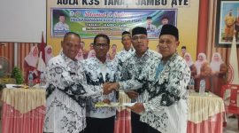 Serah terima pengurus PGRI PC TJA lama dengan baru yang disaksikan oleh Wakil Ketua I dan II PD PGRI Kabupaten Aceh Utara di aula K3S TJA, Rabu, (14/10).