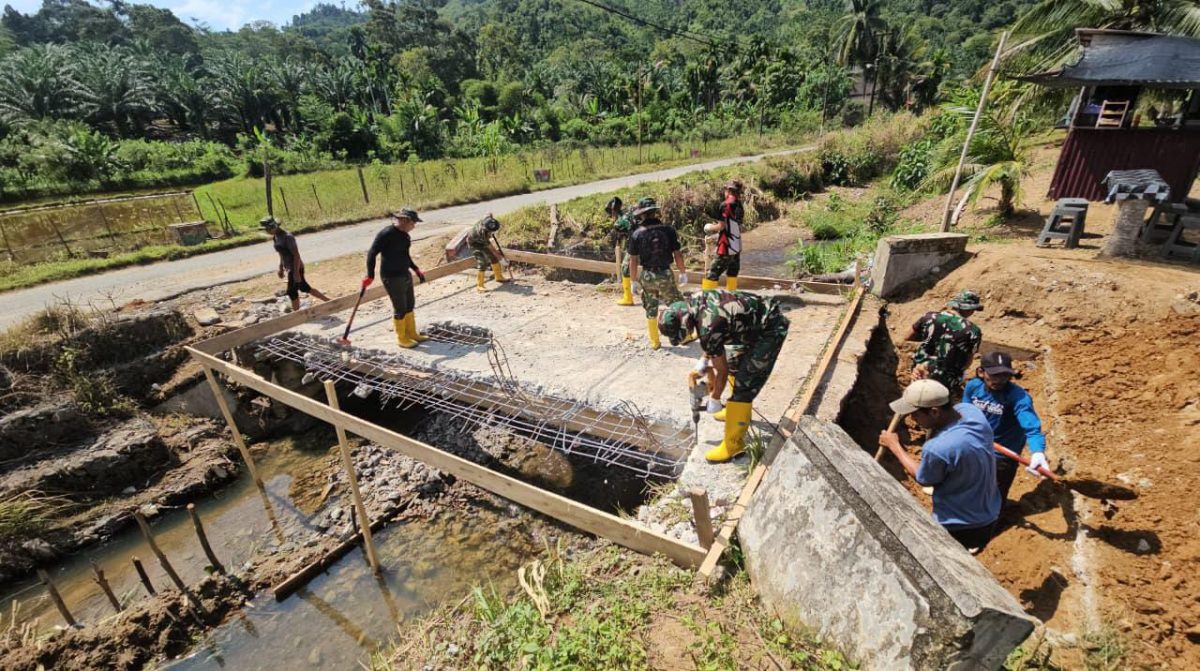 Saat TNI bersama warga Gampong Lawe Buloh Didi, Kluet Timur, Aceh Selatan membangun jembatan beton.(Foto/mediaaceh.co.id/istimewa).