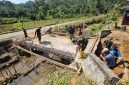 Saat TNI bersama warga Gampong Lawe Buloh Didi, Kluet Timur, Aceh Selatan membangun jembatan beton.(Foto/mediaaceh.co.id/istimewa).