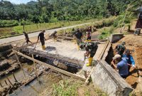 Saat TNI bersama warga Gampong Lawe Buloh Didi, Kluet Timur, Aceh Selatan membangun jembatan beton.(Foto/mediaaceh.co.id/istimewa).
