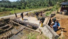 Saat TNI bersama warga Gampong Lawe Buloh Didi, Kluet Timur, Aceh Selatan membangun jembatan beton.(Foto/mediaaceh.co.id/istimewa).