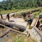 Saat TNI bersama warga Gampong Lawe Buloh Didi, Kluet Timur, Aceh Selatan membangun jembatan beton.(Foto/mediaaceh.co.id/istimewa).
