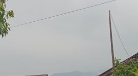 Puncak Gunung Lubuk Layu Samadua yang biasanya tampak menghijau dari kejauhan sekitar 3-4 Km, mini terlihat diliputi kabut asap.(Foto/mediaaceh.co.id/istimewa).