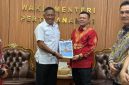 Bupati Aceh Utara Ayah Wa usai pertemuan dengan Gubernur URI Marsekal TNI (Purn.) Donny Ermawan Taufanto, yang didampingi oleh Kadisdikbud Aceh Utara Jamaluddin, lakukan foto bersama serta menyerahkan proposal di  ruang Kemhan RI, Jum'at, (16/10).