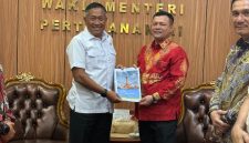 Bupati Aceh Utara Ayah Wa usai pertemuan dengan Gubernur URI Marsekal TNI (Purn.) Donny Ermawan Taufanto, yang didampingi oleh Kadisdikbud Aceh Utara Jamaluddin, lakukan foto bersama serta menyerahkan proposal di  ruang Kemhan RI, Jum'at, (16/10).