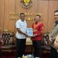 Bupati Aceh Utara Ayah Wa usai pertemuan dengan Gubernur URI Marsekal TNI (Purn.) Donny Ermawan Taufanto, yang didampingi oleh Kadisdikbud Aceh Utara Jamaluddin, lakukan foto bersama serta menyerahkan proposal di  ruang Kemhan RI, Jum'at, (16/10).