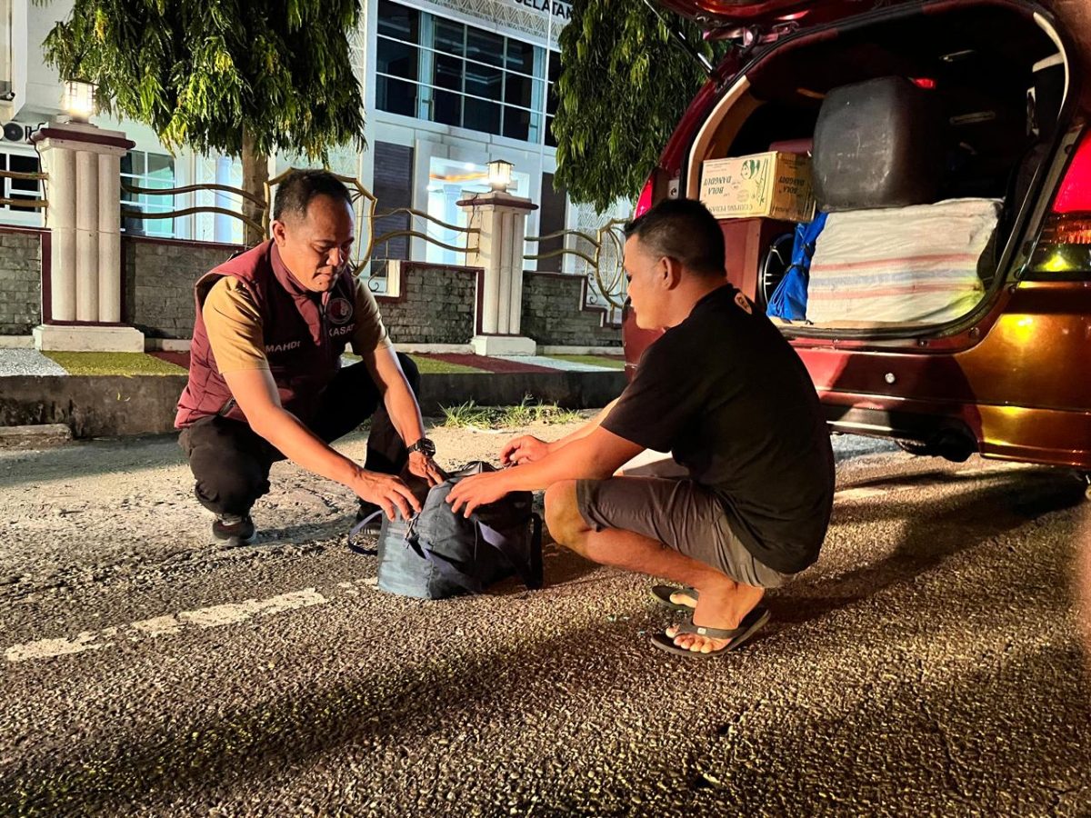 Petugas Polres Asel memeriksa barang bawaan sopir bus guna mengantisipasi beredar narkotika dari luar daerah.(Foto/mediaaceh.co.id/istimewa).