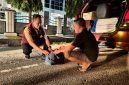 Petugas Polres Asel memeriksa barang bawaan sopir bus guna mengantisipasi beredar narkotika dari luar daerah.(Foto/mediaaceh.co.id/istimewa).