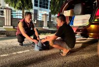 Petugas Polres Asel memeriksa barang bawaan sopir bus guna mengantisipasi beredar narkotika dari luar daerah.(Foto/mediaaceh.co.id/istimewa).