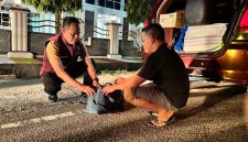 Petugas Polres Asel memeriksa barang bawaan sopir bus guna mengantisipasi beredar narkotika dari luar daerah.(Foto/mediaaceh.co.id/istimewa).