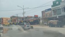 "Kolam"  musiman di  tengah Kota Tapaktuan mengancam keselamatan warga. Genangan air  yang menyerupai  "kolam" terbentuk paska hujan lebat. Foto direkam, baru lau.(mediaaceh.co.id/Maslow Kluet).