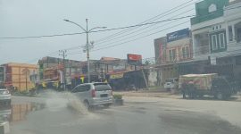 "Kolam"  musiman di  tengah Kota Tapaktuan mengancam keselamatan warga. Genangan air  yang menyerupai  "kolam" terbentuk paska hujan lebat. Foto direkam, baru lau.(mediaaceh.co.id/Maslow Kluet).
