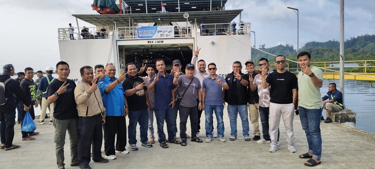 Pengurus dan anggota PWI Simeulue berdiskusi dengan kandidat Ketua PWI Aceh, Nasir Nurdin pada acara perpisahan di Pelabuhan Penyeberangan Sinabang, Kamis sore, 22 Oktober 2026. (Foto: Ricky PWI Simeulue)