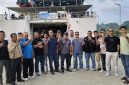 Pengurus dan anggota PWI Simeulue berdiskusi dengan kandidat Ketua PWI Aceh, Nasir Nurdin pada acara perpisahan di Pelabuhan Penyeberangan Sinabang, Kamis sore, 22 Oktober 2026. (Foto: Ricky PWI Simeulue)