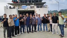 Pengurus dan anggota PWI Simeulue berdiskusi dengan kandidat Ketua PWI Aceh, Nasir Nurdin pada acara perpisahan di Pelabuhan Penyeberangan Sinabang, Kamis sore, 22 Oktober 2026. (Foto: Ricky PWI Simeulue)