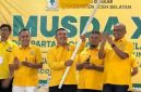 Ketua Terpilih Kamalul menerima pataka dari DPD Golkar Aceh untuk dikibarkan di Asel.(Foto/mediaaceh.co.id/Maslow Kluet).