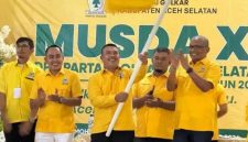 Ketua Terpilih Kamalul menerima pataka dari DPD Golkar Aceh untuk dikibarkan di Asel.(Foto/mediaaceh.co.id/Maslow Kluet).
