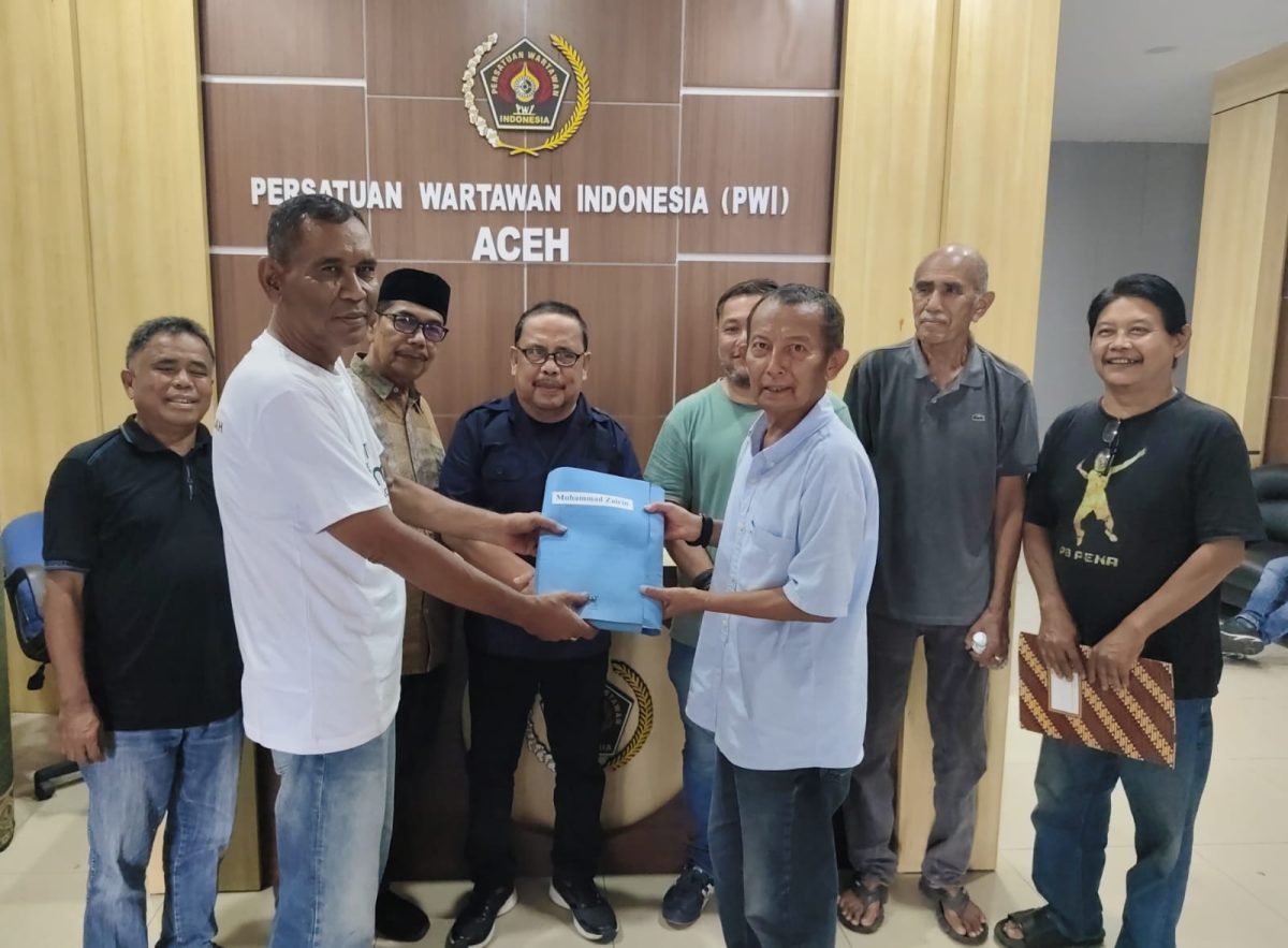 Muhammad Zairin menyerahkan dokumen pendaftaran balon Ketua DKP PWI Aceh periode 2026-2031 kepada Imran Joni sebagai Ketua Pokja Verifikasi di Sekretariat Panitia, Kantor PWI Aceh, Sabtu (17/10/2026). Foto: Dokumen Panpel Konferensi Provinsi XIII PWI Aceh.
