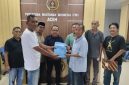 Muhammad Zairin menyerahkan dokumen pendaftaran balon Ketua DKP PWI Aceh periode 2026-2031 kepada Imran Joni sebagai Ketua Pokja Verifikasi di Sekretariat Panitia, Kantor PWI Aceh, Sabtu (17/10/2026). Foto: Dokumen Panpel Konferensi Provinsi XIII PWI Aceh.