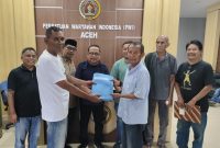 Muhammad Zairin menyerahkan dokumen pendaftaran balon Ketua DKP PWI Aceh periode 2026-2031 kepada Imran Joni sebagai Ketua Pokja Verifikasi di Sekretariat Panitia, Kantor PWI Aceh, Sabtu (17/10/2026). Foto: Dokumen Panpel Konferensi Provinsi XIII PWI Aceh.