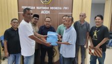 Muhammad Zairin menyerahkan dokumen pendaftaran balon Ketua DKP PWI Aceh periode 2026-2031 kepada Imran Joni sebagai Ketua Pokja Verifikasi di Sekretariat Panitia, Kantor PWI Aceh, Sabtu (17/10/2026). Foto: Dokumen Panpel Konferensi Provinsi XIII PWI Aceh.