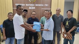 Muhammad Zairin menyerahkan dokumen pendaftaran balon Ketua DKP PWI Aceh periode 2026-2031 kepada Imran Joni sebagai Ketua Pokja Verifikasi di Sekretariat Panitia, Kantor PWI Aceh, Sabtu (17/10/2026). Foto: Dokumen Panpel Konferensi Provinsi XIII PWI Aceh.