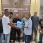 Muhammad Zairin menyerahkan dokumen pendaftaran balon Ketua DKP PWI Aceh periode 2026-2031 kepada Imran Joni sebagai Ketua Pokja Verifikasi di Sekretariat Panitia, Kantor PWI Aceh, Sabtu (17/10/2026). Foto: Dokumen Panpel Konferensi Provinsi XIII PWI Aceh.